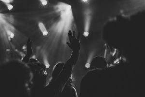 causas del trauma acústico