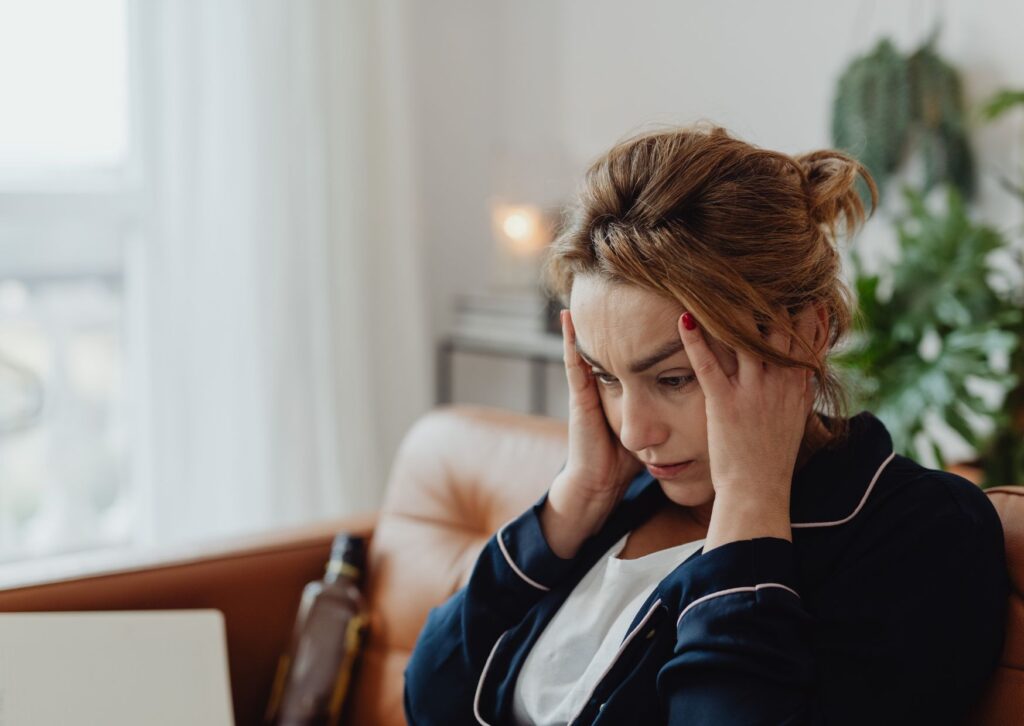 dolor de cabeza fuerte qué hacer